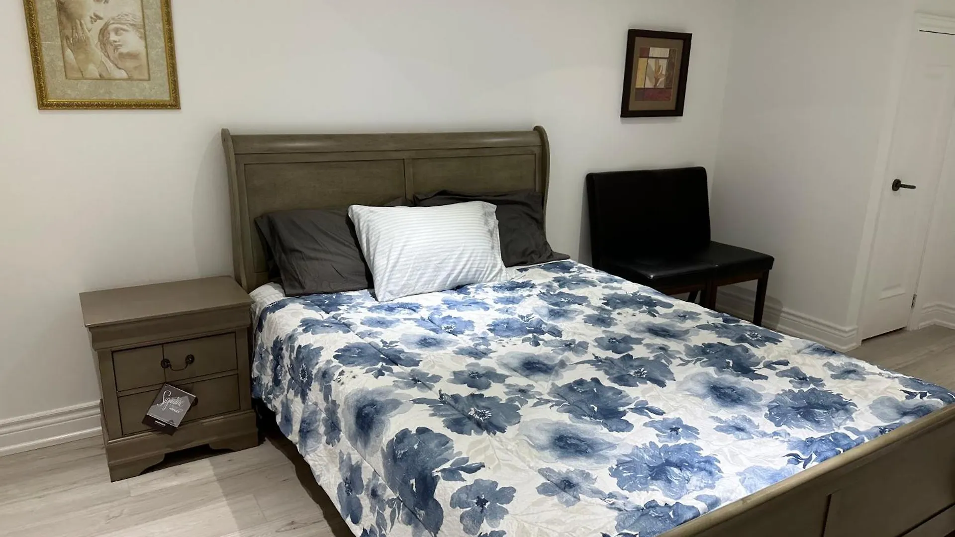 Pensionat Double Bedroom On Up Or 3 Bedrooms In Basement Near Eglinton Subway Station Toronto