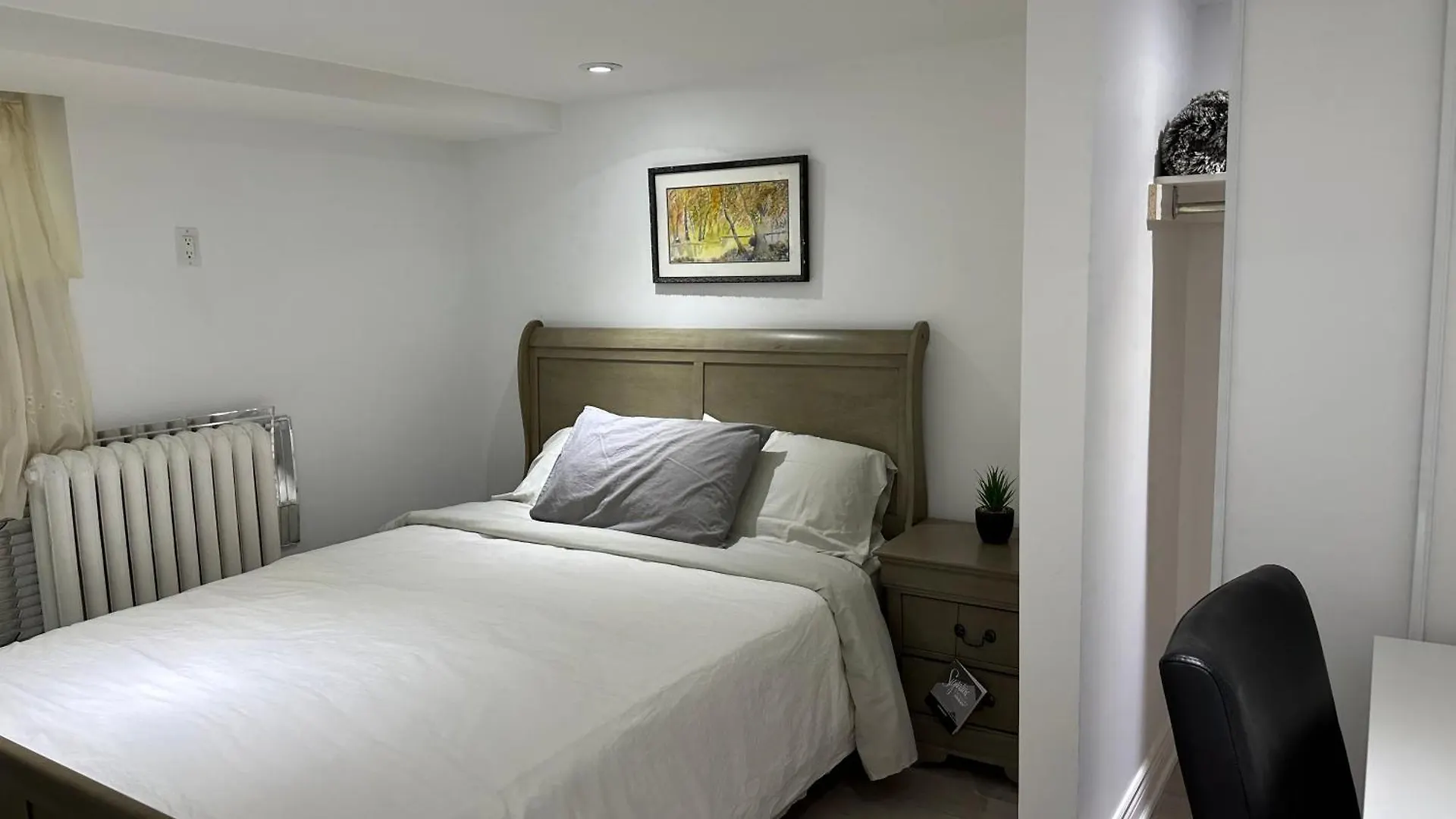 Double Bedroom On Up Or 3 Bedrooms In Basement Near Eglinton Subway Station Toronto Canada