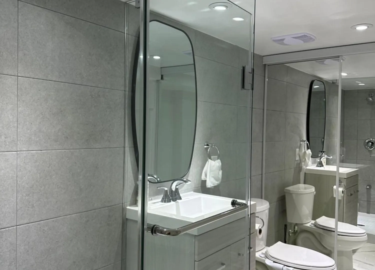 Maison d'hôtes Double Bedroom On Up Or 3 Bedrooms In Basement Near Eglinton Subway Station Toronto