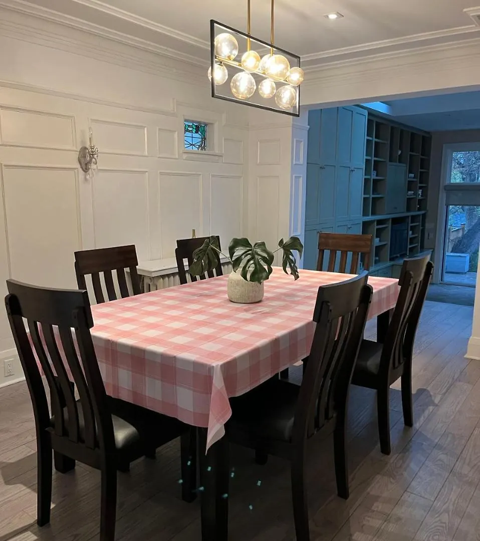 Double Bedroom On Up Or 3 Bedrooms In Basement Near Eglinton Subway Station Toronto Maison d'hôtes