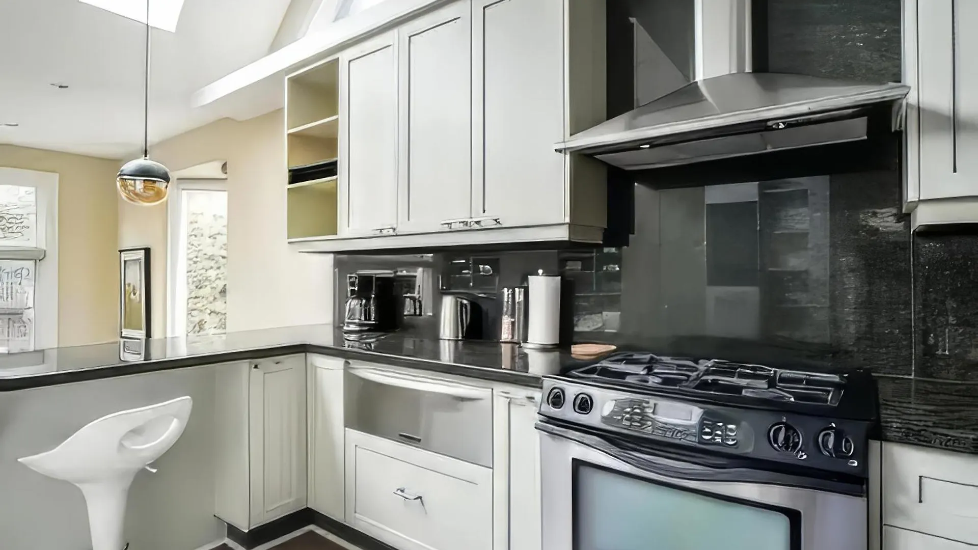Double Bedroom On Up Or 3 Bedrooms In Basement Near Eglinton Subway Station Toronto