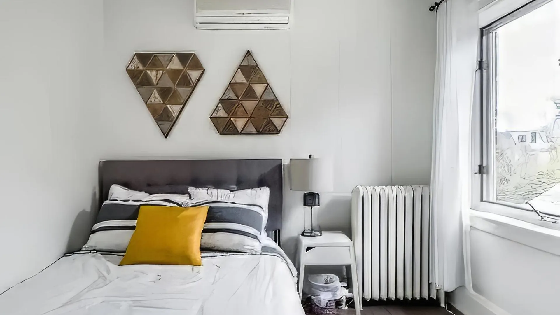Double Bedroom On Up Or 3 Bedrooms In Basement Near Eglinton Subway Station Toronto Canada